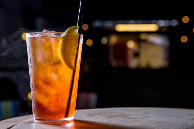 Aperol spritz servido no copão de acrílico Aperol spritz servido no copão de acrílico