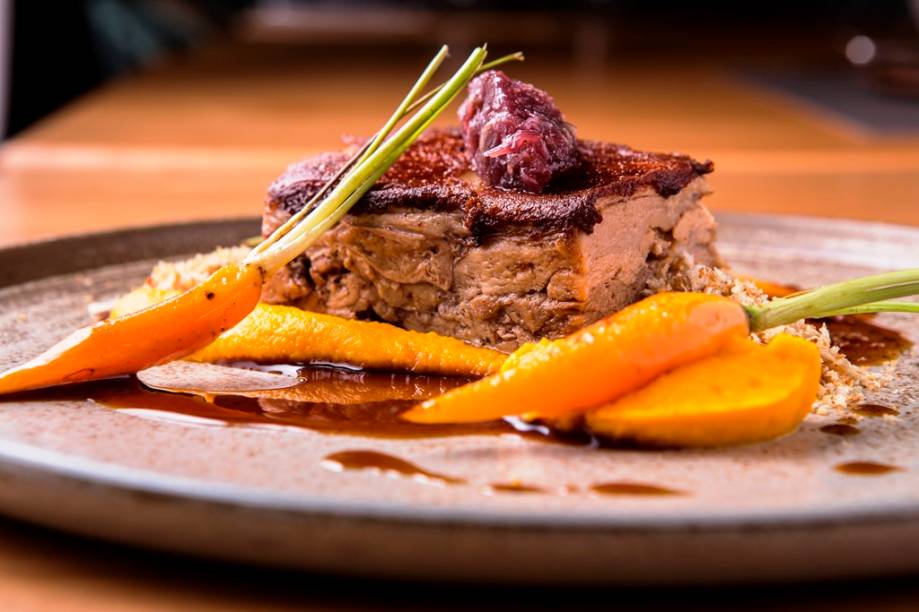 O leitãozinho tem carne macia sob pele crocante e a companhia de purê de cenoura