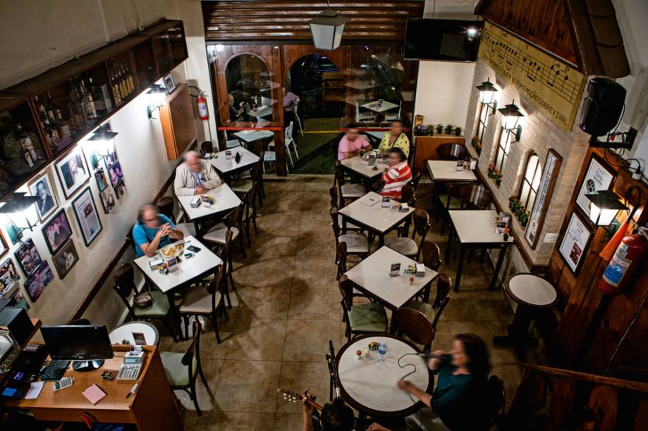 Mais espaço: o puxadinho onde era a cozinha foi incorporado ao salão Mais espaço: o puxadinho onde era a cozinha foi incorporado ao salão