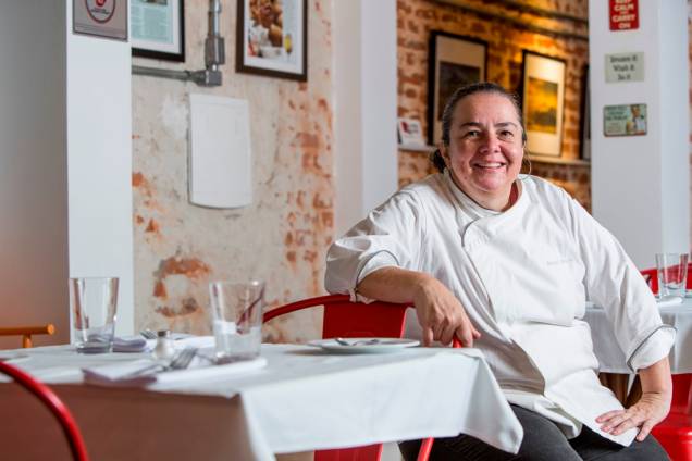 A chef e proprietária Renata Braune posa no restaurante A chef e proprietária Renata Braune posa no restaurante