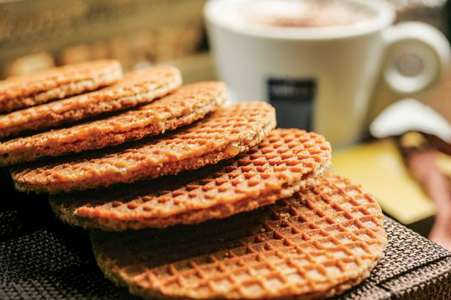 Stroopwafel: biscoito fininho recheado de caramelo