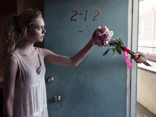 Demônio de Neon  com a atriz Elle Fanning