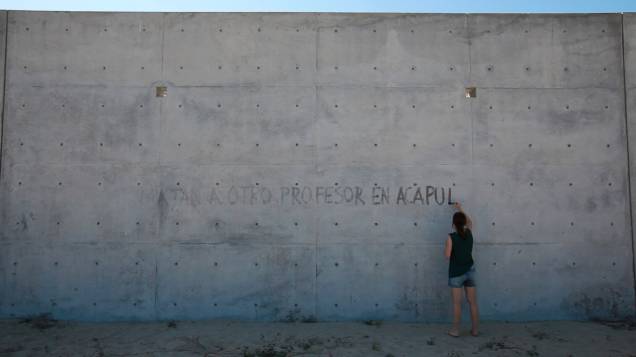 Em "Diário", de Marilá Dardot, notícias de jornal são diariamente escritas sobre um muro