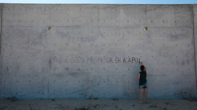 Em "Diário", de Marilá Dardot, notícias de jornal são diariamente escritas sobre um muro Em "Diário", de Marilá Dardot, notícias de jornal são diariamente escritas sobre um muro