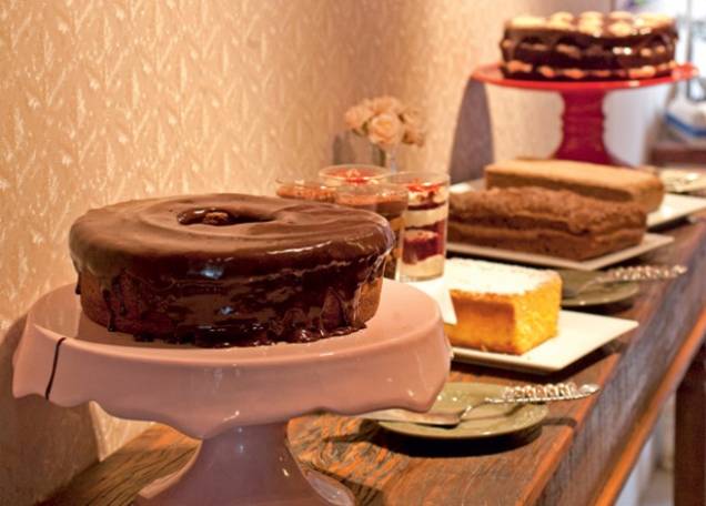 O balcão de bolos: em fatias ou no copinho, são sete opções por dia