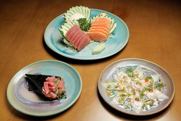 Entre os peixes, há sashimis variados, ceviche de salmão e temaki de atum Entre os peixes, há sashimis variados, ceviche de salmão e temaki de atum