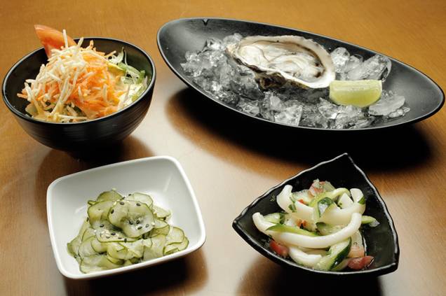 A oferta ilimitada inclui ostras frescas, sunomono, salada da casa e lula ao vinagrete