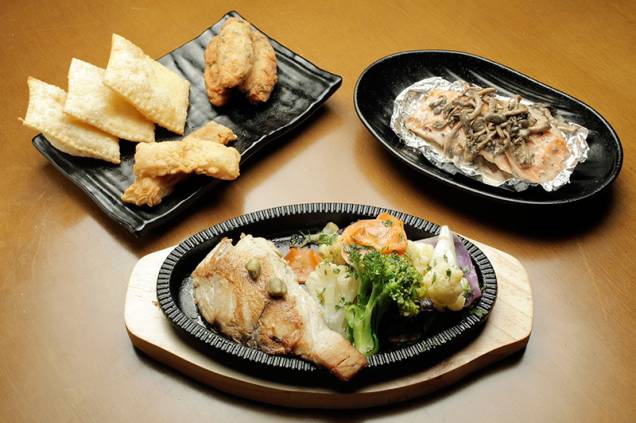 A seleção inclui um trio de boas frituras (pastel de catupiry, peixe empanado e bolinho de bacalhau), salmão ao creme de abacaxi e anchova na chapa A seleção inclui um trio de boas frituras (pastel de catupiry, peixe empanado e bolinho de bacalhau), salmão ao creme de abacaxi e anchova na chapa