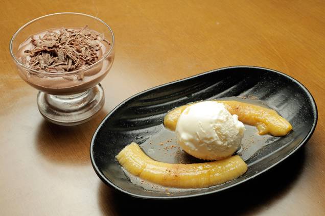 Podem ser saboreadas sobremesas como a banana flambada com sorvete e a musse de chocolate Podem ser saboreadas sobremesas como a banana flambada com sorvete e a musse de chocolate