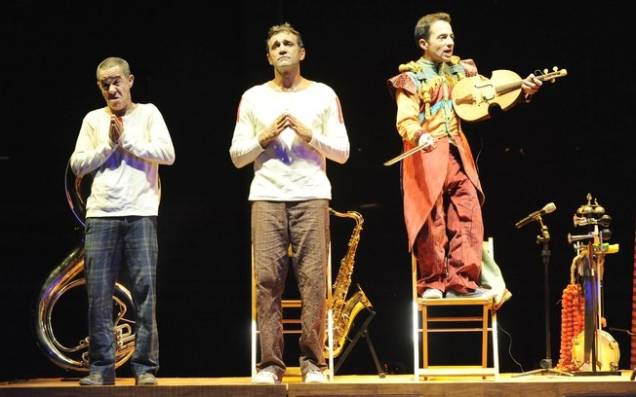 Domingos Montagner (no centro), com Fernando Sampaio (à dir.) e Fernando Paes em Mistero Buffo: sátira à religião com gosto de circo