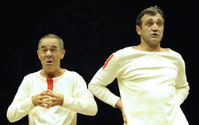 Domingos Montagner (à esq.) e Fernando Sampaio em Mistero Buffo: crítica à religião com gostinho de circo