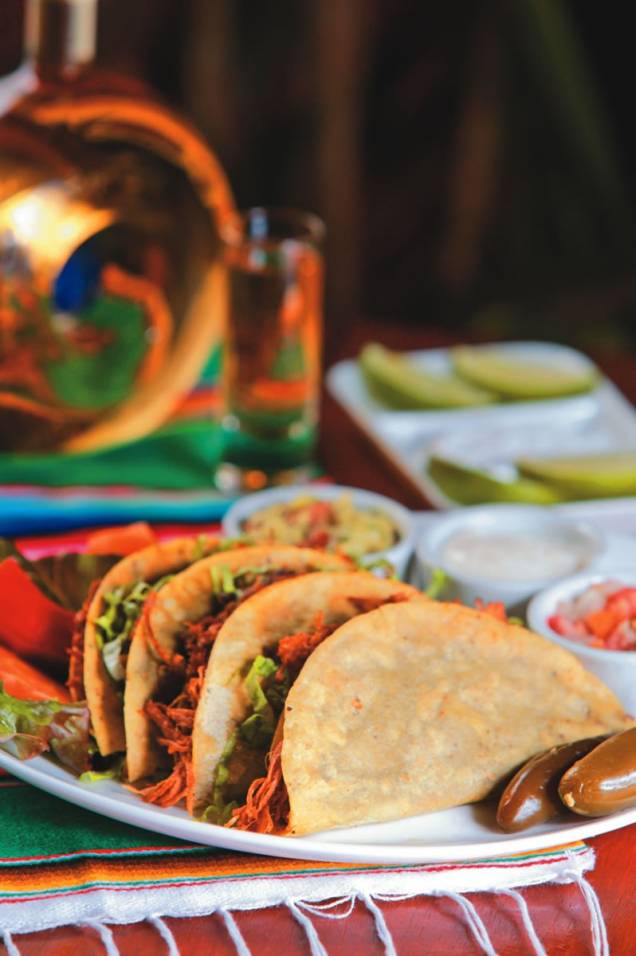 Tacos de pancho, recheados de carne desfiada e frijoles refritos, do mexicano Don Pancho