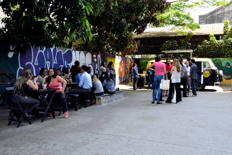 Faria Lima Food Park: três mesinhas para atender o público