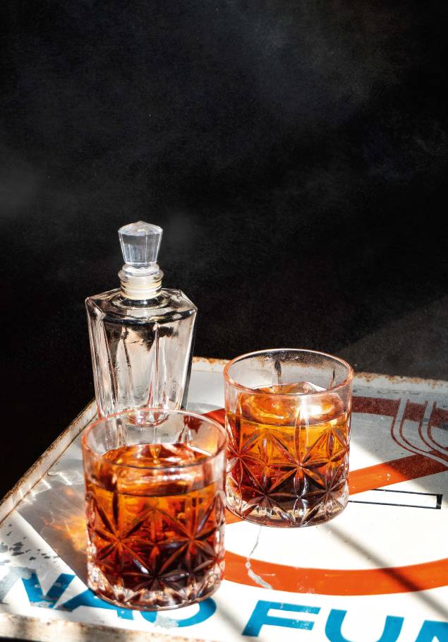 Alfaiate: porção dupla de bourbon, rum, vermutes tintos, licor e bitters