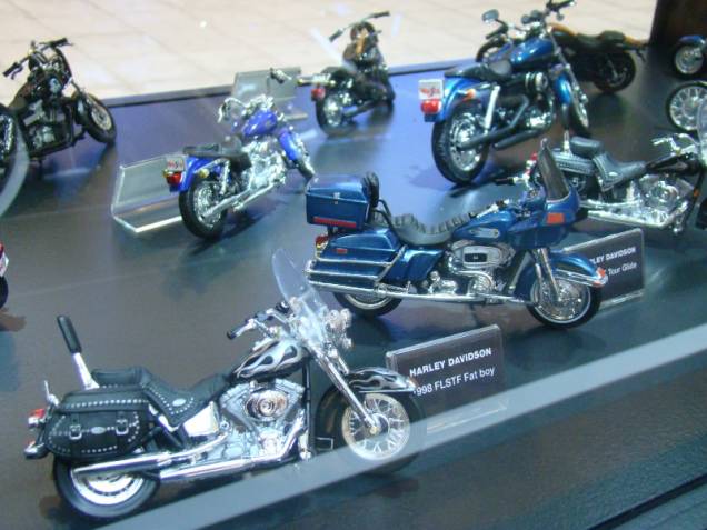 A exposição conta com mais de 100 miniaturas de motocicletas