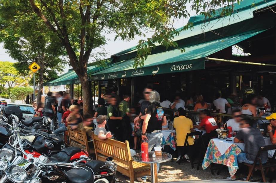 A concorrida tarde de fim de semana do Jacaré Grill: polo de azaração para maiores de 40 anos