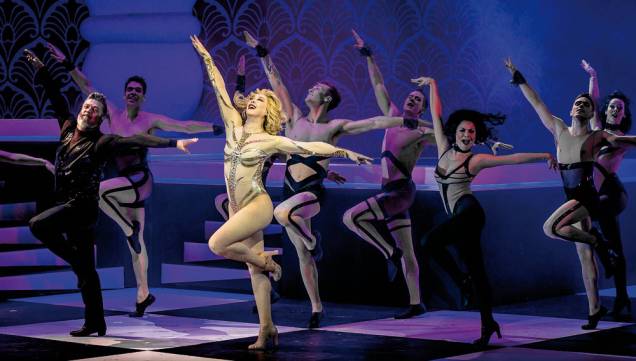 Claudia, em meio aos dançarinos: show ao estilo Broadway