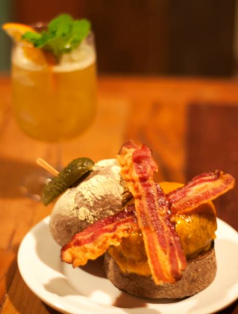 O hambúrguer pirata, do Aé Sagarana, com queijo cheddar e bacon no pão australiano