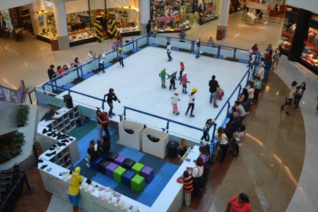 A pista de patinação no gelo montada no São Bernardo Plaza Shopping