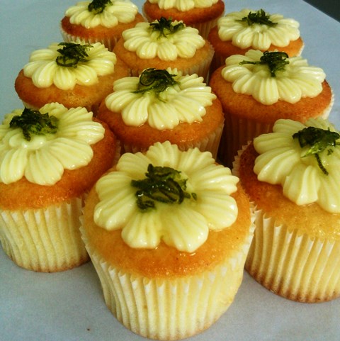 Cupcake de limão com cobertura de creme de limão Cupcake de limão com cobertura de creme de limão