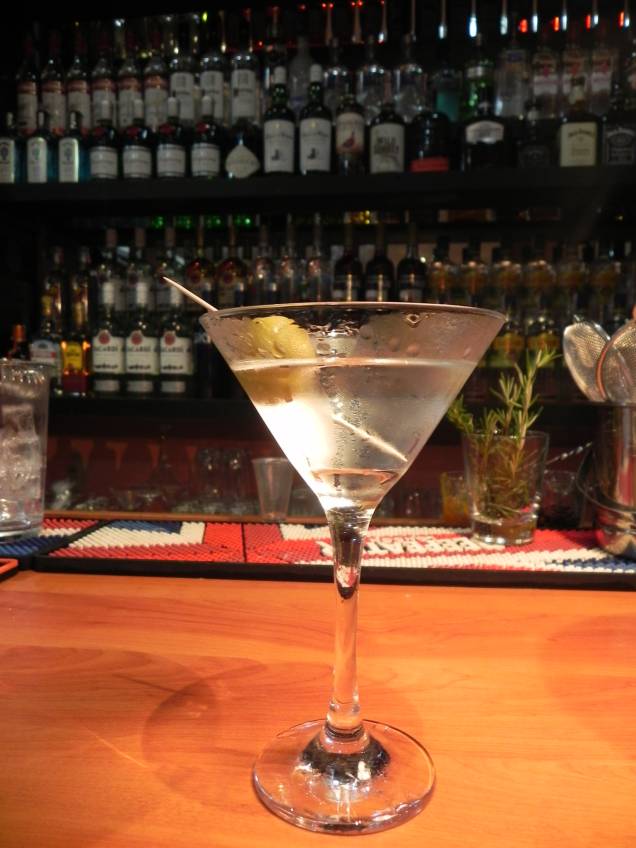 Dry martini: clássico com gim, vermute e azeitona