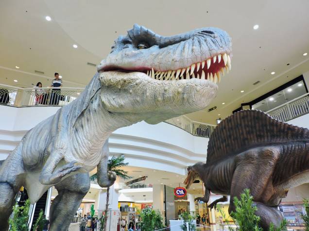 O tiranossauro rex e seus dentões afiados: movimentos realistas e grunhidos