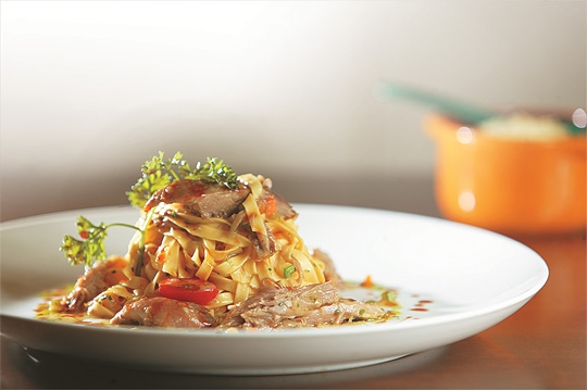 Fettuccine ao ragu de pato e cogumelo shiitake: massa fresca plena de sabor Fettuccine ao ragu de pato e cogumelo shiitake: massa fresca plena de sabor