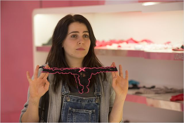 D.U.F.F.: A jovem Bianca (Mae Whitman) descobre que a turma deu à ela o título de feia e gorda