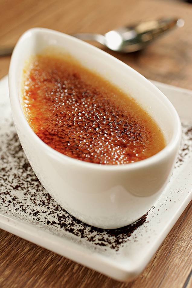 Creme brûlé: experimente a pedida com doce de leite e um toque de café