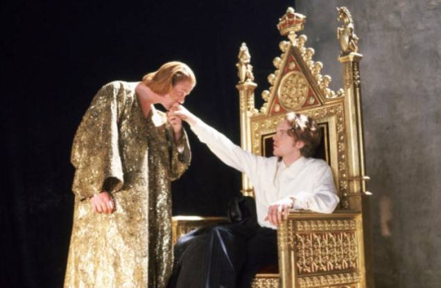 Edward II: o filme enfatiza a relação entre o rei e seu favorito, o conde Piers Gaveston