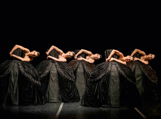 Cena de Petite Mort: temporada com sete coreografias no Teatro Sérgio Cardoso