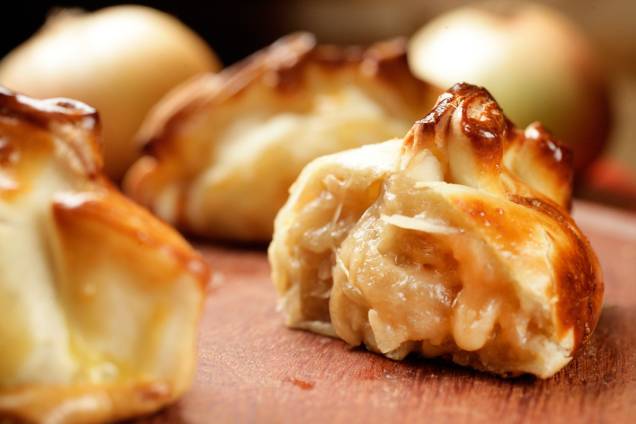 Empanada de queijos mussarela e brie com cebola caramelada Empanada de queijos mussarela e brie com cebola caramelada