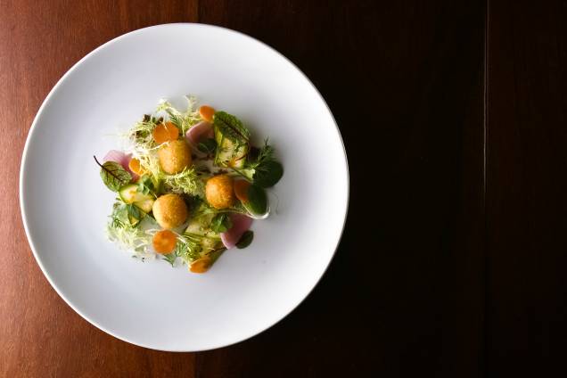 Salada com bolinhas empanadas de queijo Salada com bolinhas empanadas de queijo