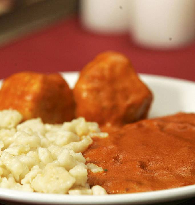 escalope-ao-molho-de-paprica-com-bolinho-e-spatzle-do-die-meister-stube-fernando-moraes.jpeg