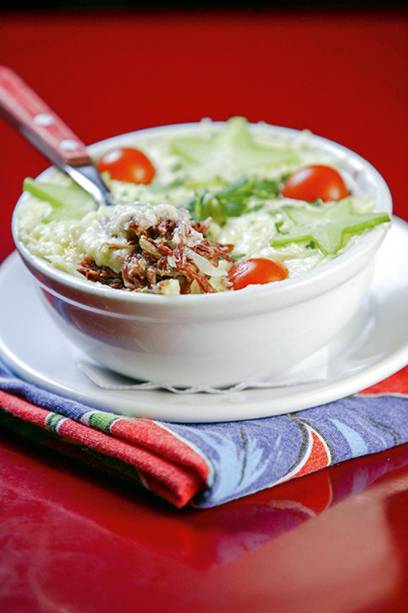 Escondidinho: carne-seca coberto com tomatinhos e até fatias de carambola