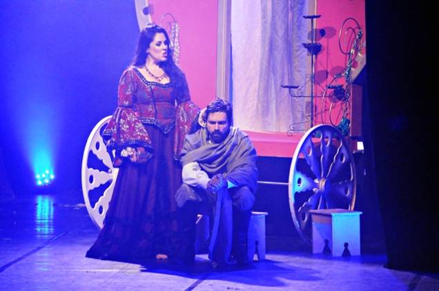Esmeralda, O Musical: amor da cigana Esmeralda e do fidalgo Carlos