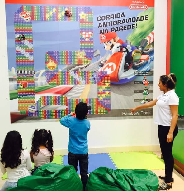 No Espaço Divertido DTC Toys, as crianças podem brincar com jogos do Super Mario