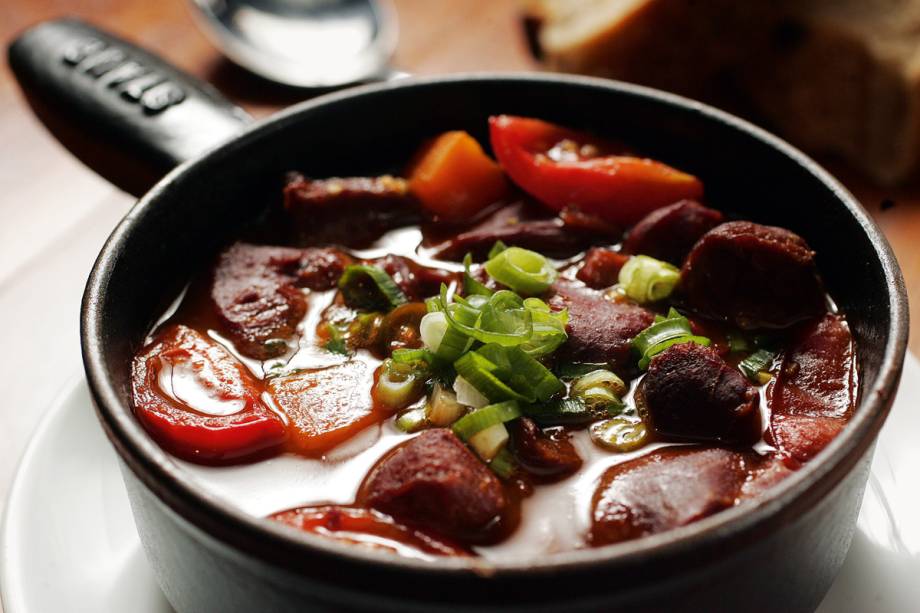 Feijoada na versão pernambucana: feijão mulatinho e legumes