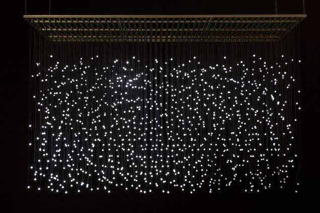 Para falar sobre a criação da lâmpada LED, o americano Jim Campbell criou uma instalação com mais de mil pequenos pontos de luz, criando um jogo entre o que os olhos percebem e o que o cérebro apreende.