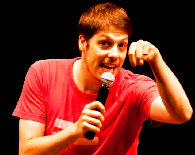 O humorista Fabio Porchat em cena do seu solo de humor Fora do Normal