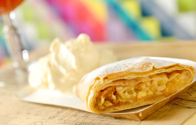 Apfelstrudel: torta de maçã com passas brancas, acompanhada de sorvete de baunilha