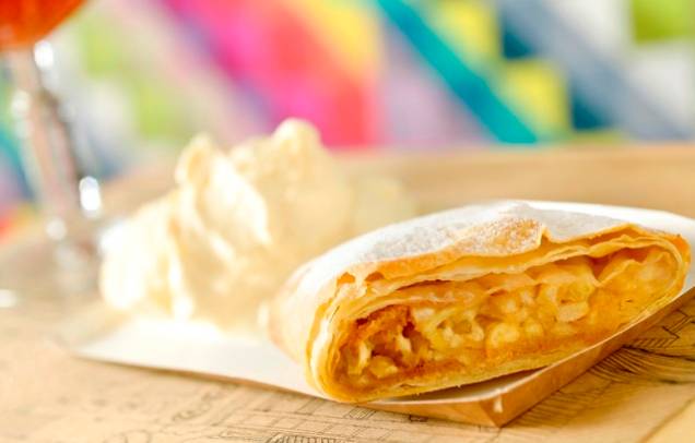 Apfelstrudel: torta de maçã com passas brancas, acompanhada de sorvete de baunilha