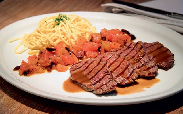 Prato principal: filé-mignon com capellini ao molho de tomate