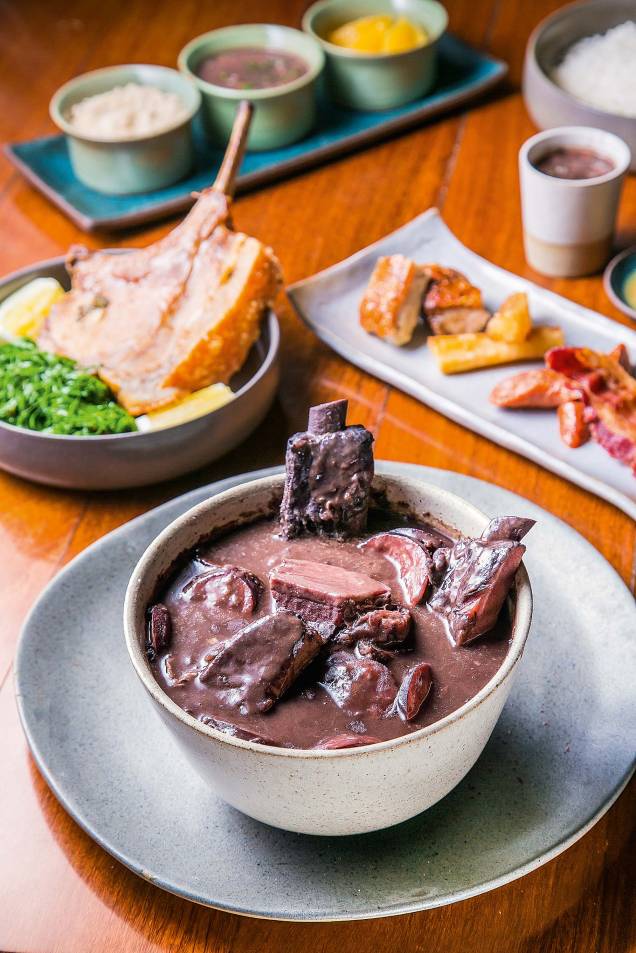 Feijoada com vista: a pedida é servida sem pé, rabo e orelha de porco, com carne-seca, paio, linguiça, lombo e costelinha suína e diversas guarnições Feijoada com vista: a pedida é servida sem pé, rabo e orelha de porco, com carne-seca, paio, linguiça, lombo e costelinha suína e diversas guarnições
