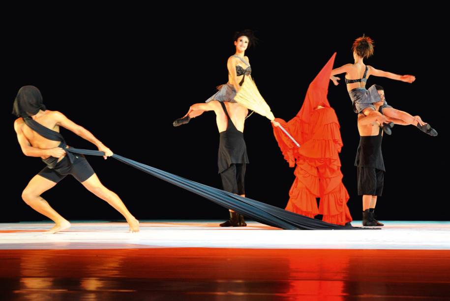 A montagem: catorze bailarinos em cena