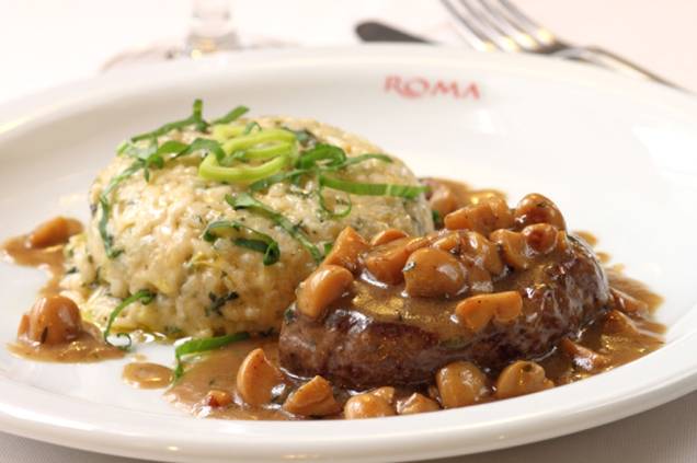 Medalhão de filé-mignon ao molho madeira, acompanhado de risoto de alho-poró e rúcula Medalhão de filé-mignon ao molho madeira, acompanhado de risoto de alho-poró e rúcula