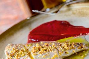 Osteria del Pettirosso – Peixe do dia com quinoa crocante e purê de beterraba