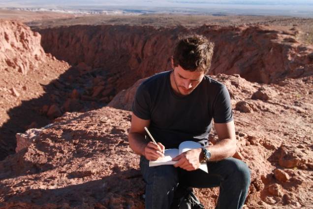 Antônio (Daniel de Oliveira) viaja para o Deserto do Atacama em busca de inspiração