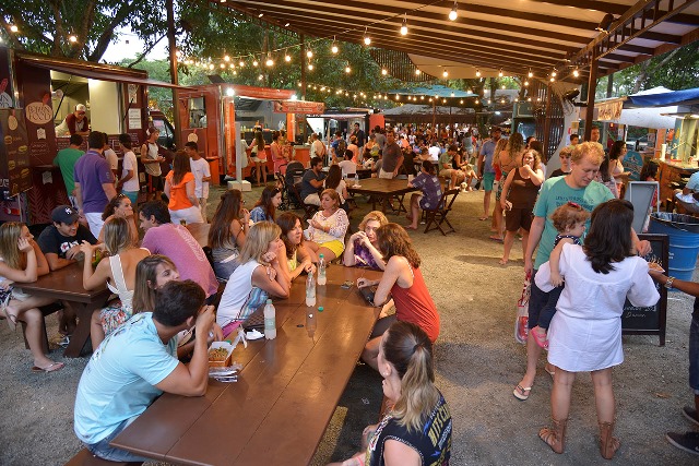 Na área dos food trucks, há comida mexicana, pizza, paletas, churros, hambúrgueres...