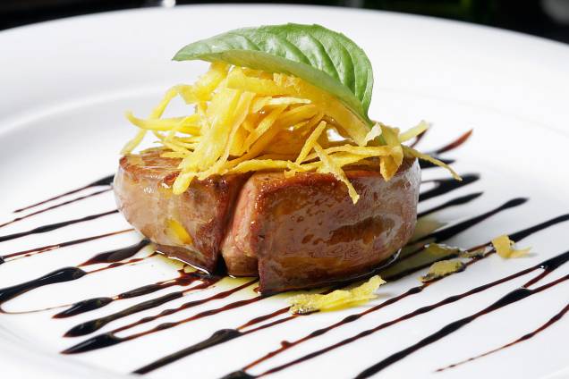 Foie gras acompanhado de redução de vinagre balsâmico com baunilha e mandioquinha palha